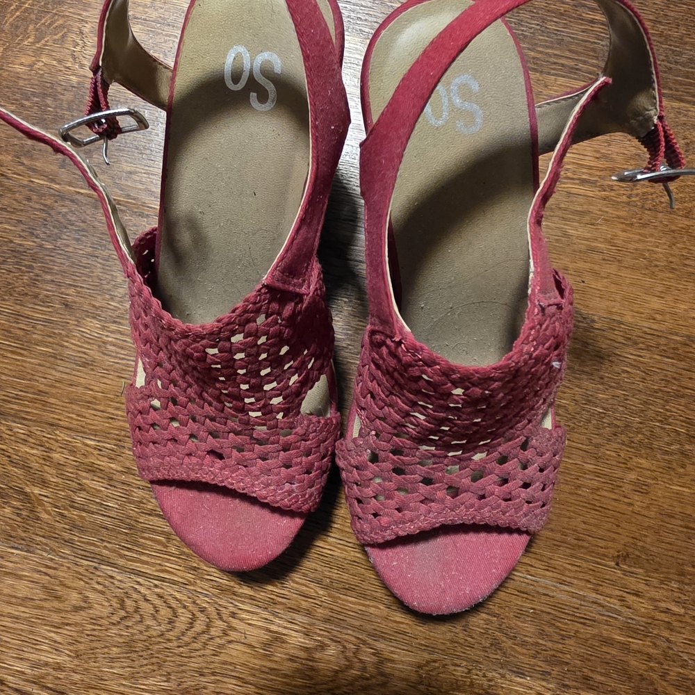SO Women's Vibrant Red Woven Sandals